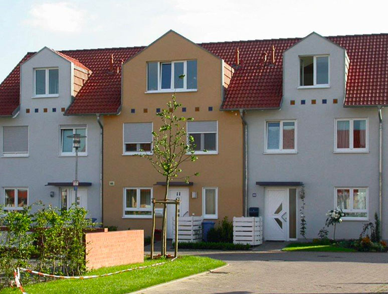 Reihenhaussiedlung, 3 Häuser in verschiedenen Farben gestrichen