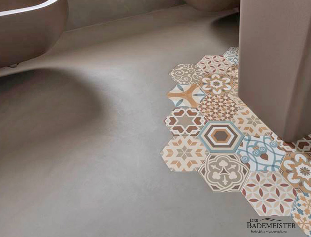 Fugenloses Design zeigt einen Badboden mit achteckiger Musterung